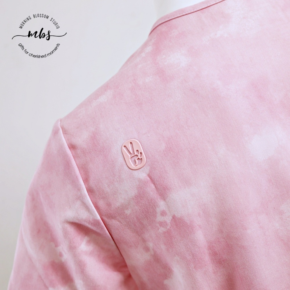 FIGS V-Neck Tie Dye Cloud Wash Single Pocket Scrub Top Pink Women S - Picture 11 of 11